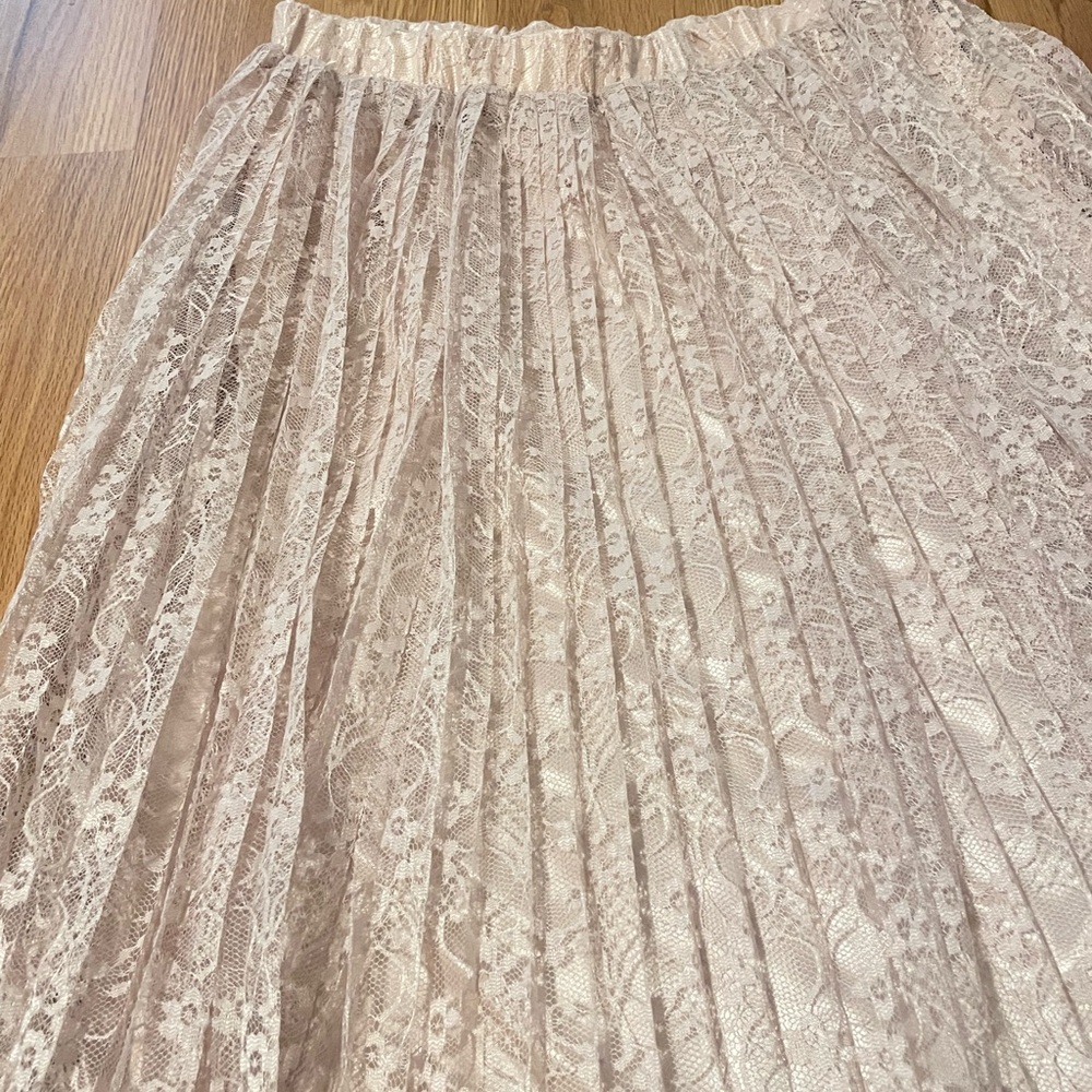 Earth(basic &ecology)(Made in Japan)Lace Pleated long Skirt in Blush - Picture 2 of 4